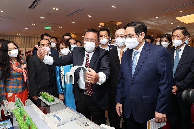 Prime Minister Pham Minh Chinh and delegates visit a stall showcasing innovative technology products. (Photo: VNA)